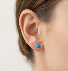 Stříbrné náušnice s modrým opálem na puzetě