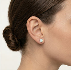 Pendientes de botón de ópalo blanco en oro