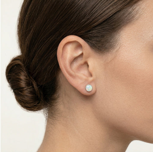 Boucles d'oreilles puces en opale blanche en or