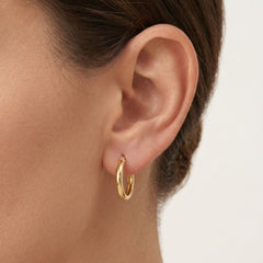 Aros clásicos de oro para mujer.