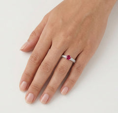 Třpytivý prsten z bílého zlata s rubínem a diamanty