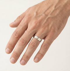 Snubní prsten z bílého a žlutého zlata