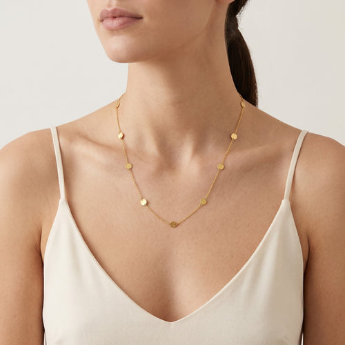Collar dorado con medallones simples