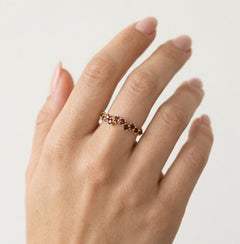 Yellow gold ring with zig zag  garnets