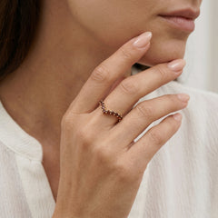 Anillo en forma de V con granate redondo