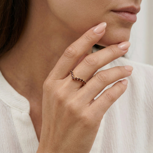 Anillo en forma de V con granate redondo
