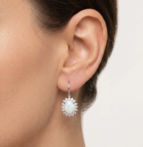 Pendientes de halo en plata esterlina con ópalo blanco