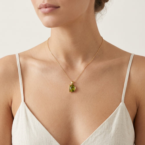 Eleganz in Gold mit ovalem Schnitt Moldavit