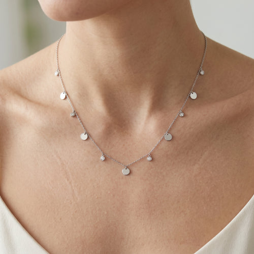 Collier en or blanc avec cercles pleins et petits zircons