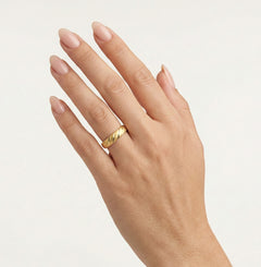 Detailní matný snubní prsten ze žlutého zlata