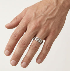 Bague de mariage élégante en or blanc.