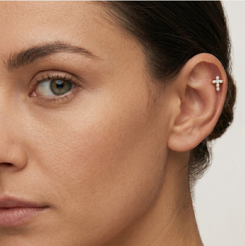 Stylový zlatý piercing s designem kříže
