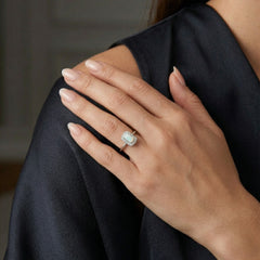 Anillo Royal de oro blanco con ópalo y circonitas cúbicas