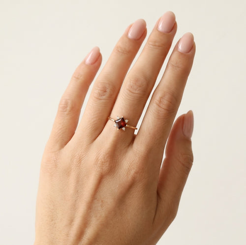 Anillo de oro con granate y circonita cúbica