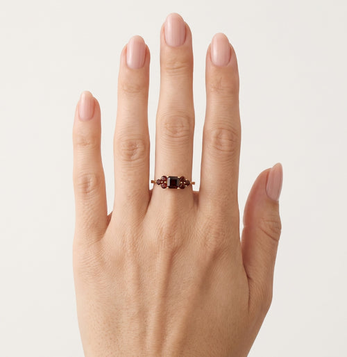 Zlatý prsten se směsí granátů kulatého a hranatého tvaru
