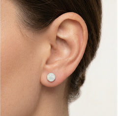 Pendientes de botón de ópalo blanco en oro