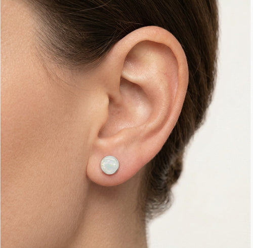 Pendientes de botón de ópalo blanco en oro