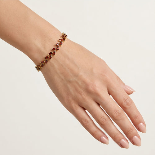 Chic marquise garnet bracelet in yellow gold