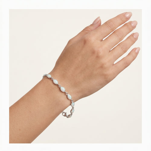 Stříbrný náramek s bílým opálem