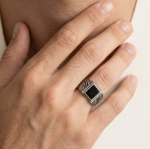 Pánský prsten se čtvercovým  onyxem a bočními liniovými detaily