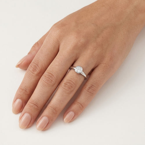 Diamantring aus Weißgold mit Zargenfassung