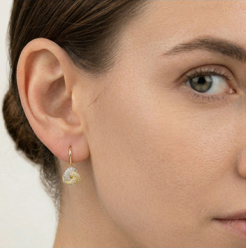 Geknotete Ohrringe aus Gold und Zirkonia