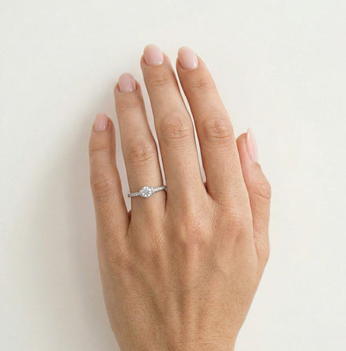 Weißgoldring mit sichtbaren Zirkonia und seitlichen Zirkonen