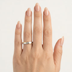 Anillo de boda elegante en oro blanco mate y oro amarillo pulido