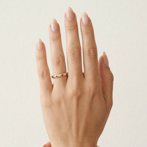 Anillo Brillo Dorado con Circonita Blanca y Ónix Negro