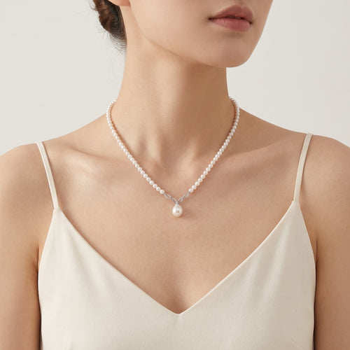 Elegantní náhrdelník s diamantem a bílou perlou