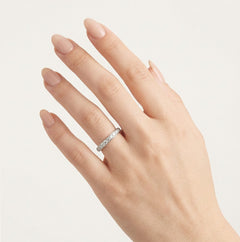 Anillo de boda de oro blanco con engaste de garra y piedras