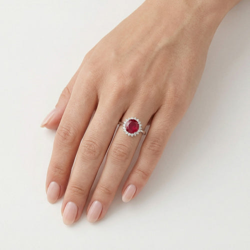 Anillo de halo en plata esterlina con rubí en el centro