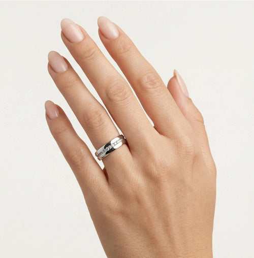 Anillo de boda de oro blanco con línea curva mate