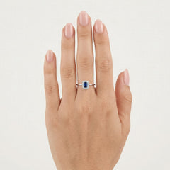 Bague royale en or blanc avec saphir et zircone