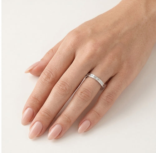 Alianza de boda pequeña de oro blanco