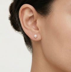 Boucles d'oreilles puces en or blanc avec perle blanche