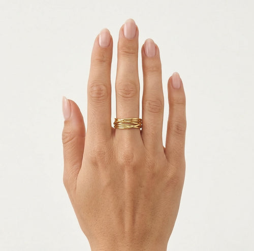 Anillo de oro amarillo retorcido en forma de cruz