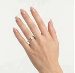 Anillo de boda elegante en oro amarillo y blanco.