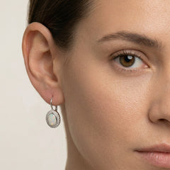 Ovale Ohrringe mit weißem Opal in Zargenfassung und Klappverschluss