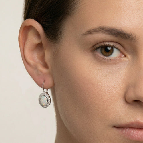 Ovale Ohrringe mit weißem Opal in Zargenfassung und Klappverschluss