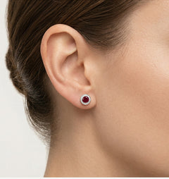 Boucles d'oreilles clous avec halo en serti et quartz rouge.