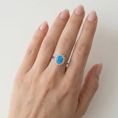 Bague halo en argent sterling avec opale bleue