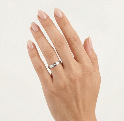 Elegantní snubní prsten z bílého zlata