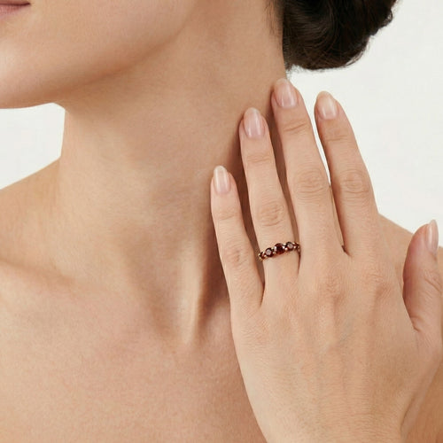 Stilvoller Gelbgold-Ring mit Granaten