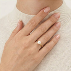 Goldener Ring mit einer Perle