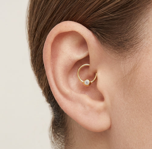 Elegantes Gold-Ohrring-Piercing mit Zargenfassung