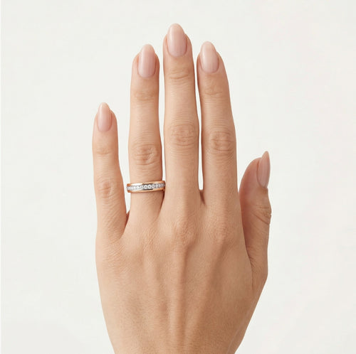 Snubní prsten z růžového zlata s diamanty