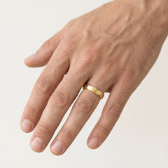 Funkelnde Gelbgold-Eheringe