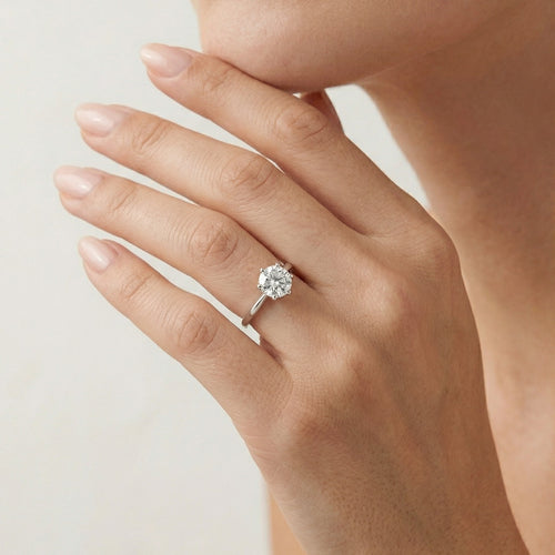 Prsten z bílého zlata se zúženým tvarem a kulatým zirkonem