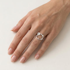 Anillo de plata de ley con circonita redonda y perla en forma de flor